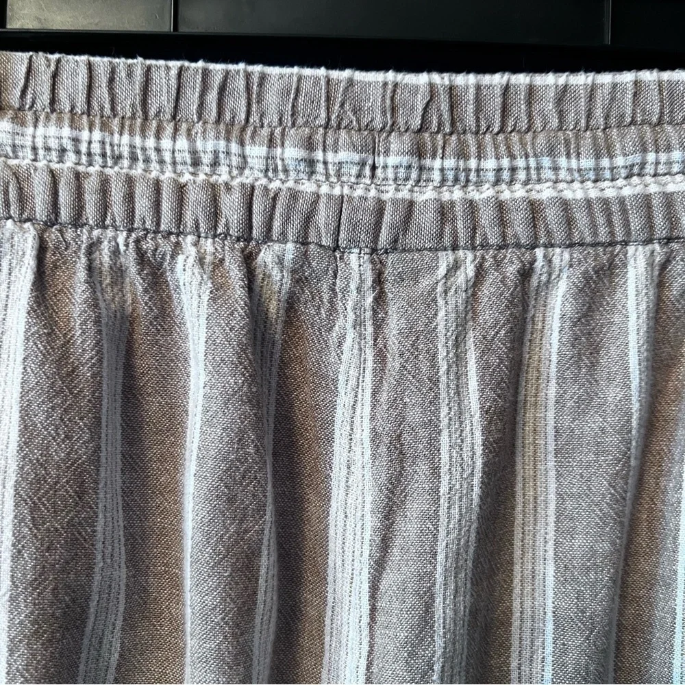 Banana Republic women’s pants Size: S Color: beige/ white striped print like New